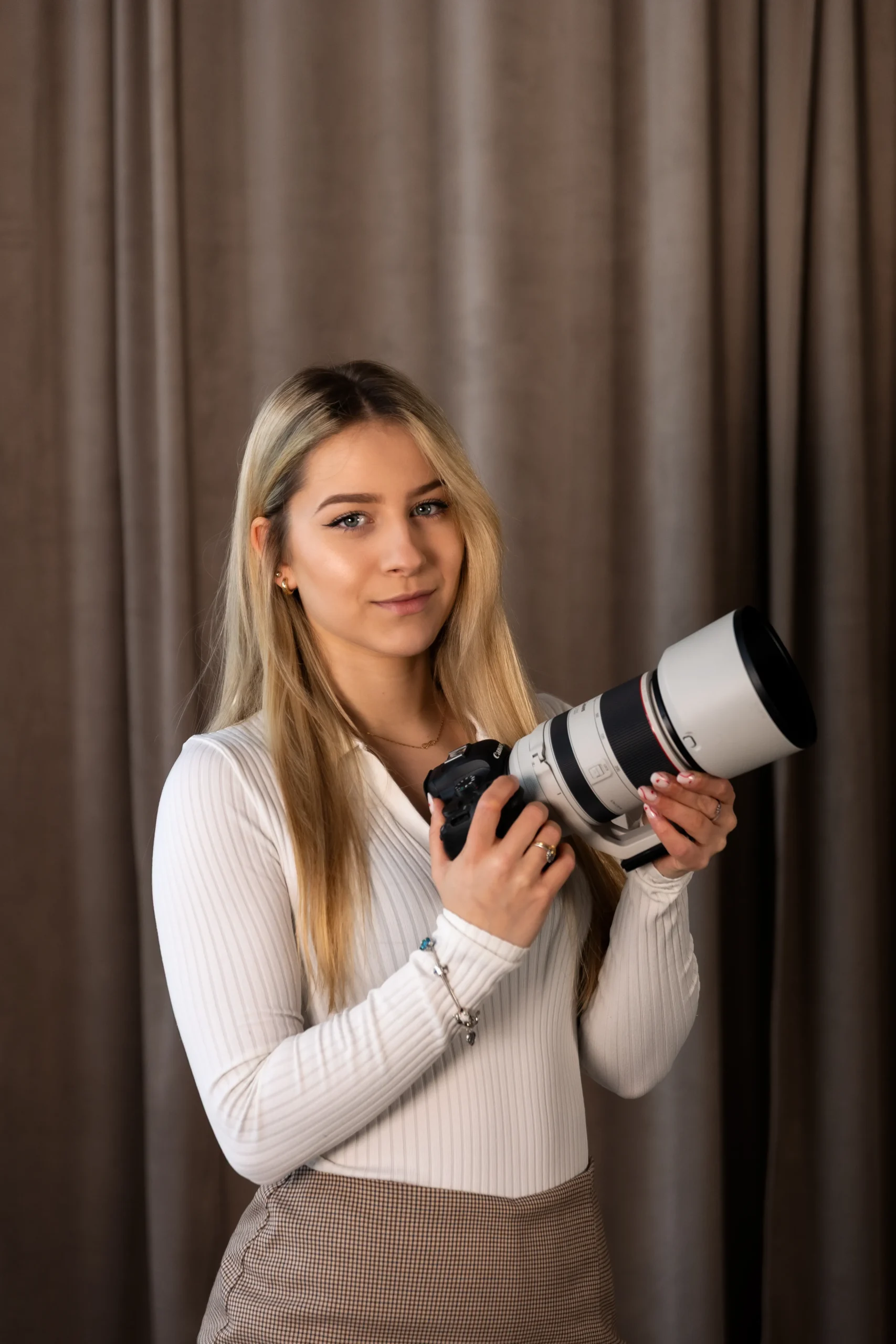 Iga Kowalska fotograf koni przy pracy podczas sesji w stajni w Gdańsku.